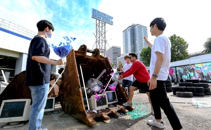 관람객들이 파괴적 혁신을 경험할 수 있는 브레이크 보더(Break Border) 이벤트에 참여해 즐기고 있는 모습.