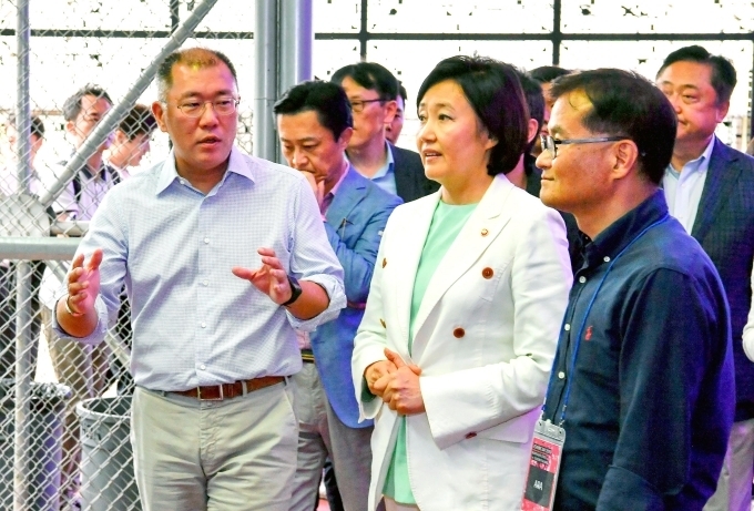 26일 진행된 '제로원데이 2019' 행사에 참석한 박영선 중소벤처기업부 장관과 현대자동차그룹 정의선 수석부회장의 모습.