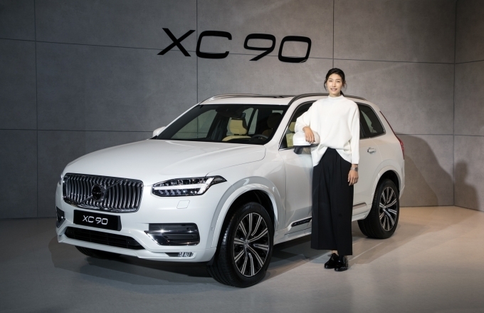 김연경 배구선수가 XC90 앞에서 포즈를 취하고 있다.