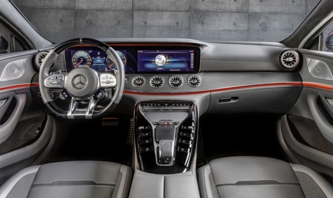 더 뉴 메르세데스-AMG GT 43 4MATIC+ 4도어 쿠페 실내