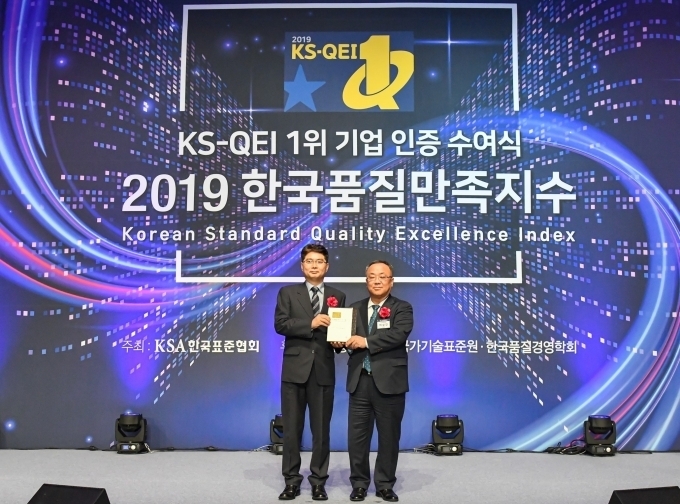 한국타이어앤테크놀로지㈜가 '한국품질만족지수(KS-QEI)' 자동차용 타이어 부문에서 11년 연속 1위를 수상했다. 왼쪽부터 한국타이어 품질부문 고객품질보증담당 강승현 상무, 한국표준협회 이상진 회장이 기념촬영을 하고 있다.