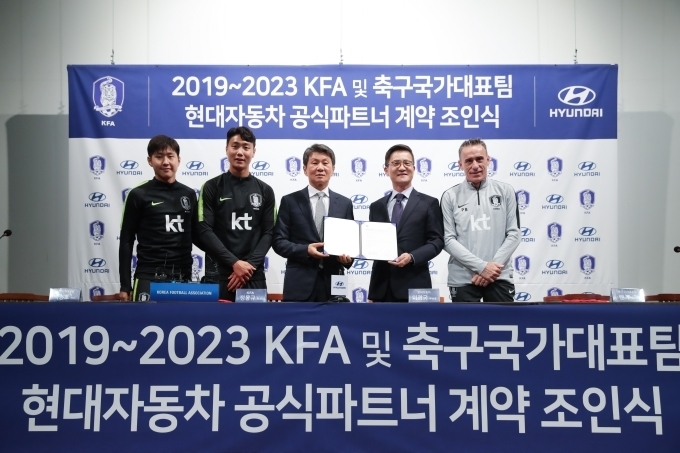 왼쪽부터 한국 축구 국가대표 이강인 선수, 백승호 선수, 정몽규 대한축구협회 회장, 이광국 현대자동차 국내사업본부 부사장, 파울로 벤투 한국 축구 국가대표팀 감독