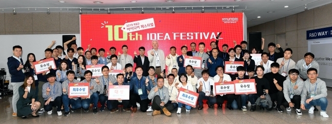 현대·기아차 기술연구소(경기 화성시 남양읍 소재)에서 열린 ‘2019 R&D 아이디어 페스티벌’에서 현대기아차 연구개발본부장 알버트 비어만 사장(가운데)과 참가자들이 기념 촬영을 하고 있다.