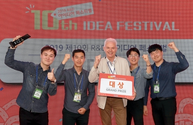 대상을 수상한 ‘태양을 피하고 싶어서’ 팀과 현대기아차 연구개발본부장 알버트 비어만 사장(가운데)이 기념 촬영을 하고 있다.