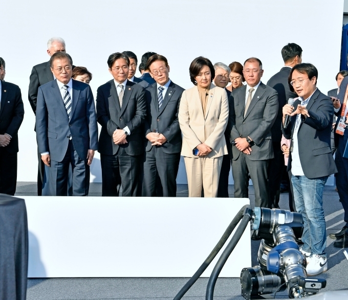 (앞 줄 왼쪽부터) 15일 오후 경기도 화성시 현대·기아차 기술연구소에서 열린 미래차산업 국가비전 선포식에서 문재인 대통령, 성윤모 산업통상자원부 장관, 이재명 경기도지사, 박영선 중소벤처기업부 장관, 정의선 현대차그룹 수석부회장 등이 전시물에 대한 설명을 듣고 있는 모습