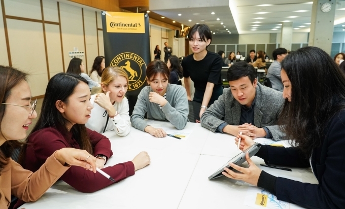 지난 17일 콘티넨탈 코리아가 개최한 ‘2019 KWE 컨퍼런스’에서 직원들이 모여 그룹 토의를 진행하고 있다.