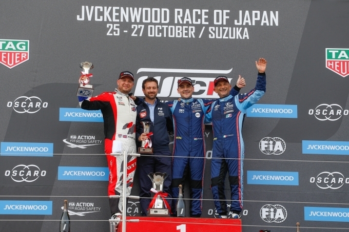 25~27일 일본 스즈카 서킷에서 개최된 글로벌 최정상급 투어링카 대회인 2019 WTCR(World Touring Car Cup)에 참가해 두 번째 레이스에서 1, 3위를 차지한 'BRC 현대 N 스쿼드라 코르세 레이싱팀' 선수들이 포디움에 올라 기념 촬영을 하고 있는 모습. 우승을 차지한 노버트 미첼리즈(Norbert Michelisz·왼쪽에서 세 번째) 선수와 3위 가브리엘 타퀴니(Gabriele Tarquini·왼쪽에서 네 번째) 선수