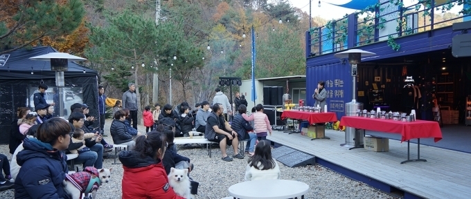 쌍용차는 빌리지의 청춘 라운지에서 핸드드립 커피 클래스를 진행했다. 커피문화에 관심 있는 참가자들이 주의 깊게 클래스를 수강하고 있다.