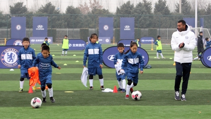 지난 23일, 24일 양일간 중국 북경에 위치한 북경현대 R&D센터에서 진행된 ‘현대자동차 X 첼시 FC 유소년 축구 캠프’에서 첼시 FC 레전드 애슐리 콜(Ashley Cole) 선수가 축구 캠프에 참가한 아이들과 함께 훈련을 하고 있는 모습.