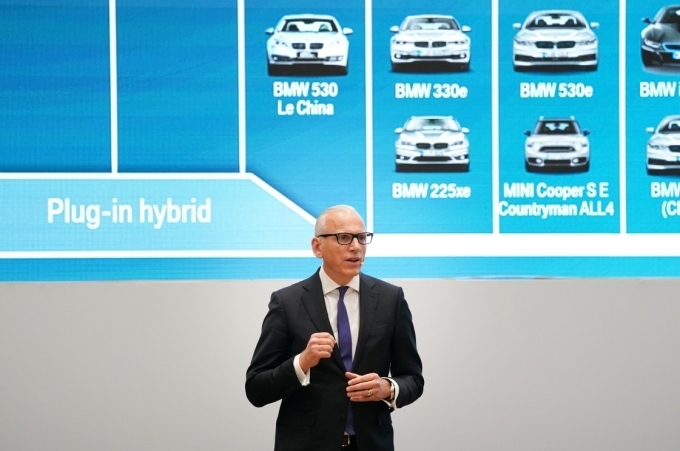 피터 노타 BMW 브랜드 및 세일즈·애프터세일즈 총괄 보드 멤버가 신차 출시계획을 설명하고 있다.