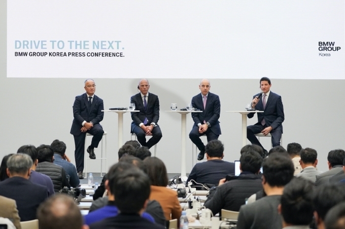 ㅌ(왼쪽부터) 한상윤 BMW 그룹 코리아 대표이사, 피터 노타 BMW 브랜드 및 세일즈, 애프터세일즈 총괄, 니콜라스 피터 BMW 그룹 재무총괄, 아담 사익스 아시아퍼시픽·남아공·임포터 마켓 기업홍보.