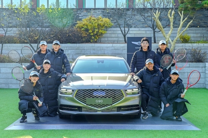 29일 서울 신라호텔 영빈관에서 열린 ‘제네시스와 함께하는 정현 선수와의 만남 2019’ 행사에서 정현 선수가 주니어 테니스 선수들과 함께 기념촬영을 하고 있다.