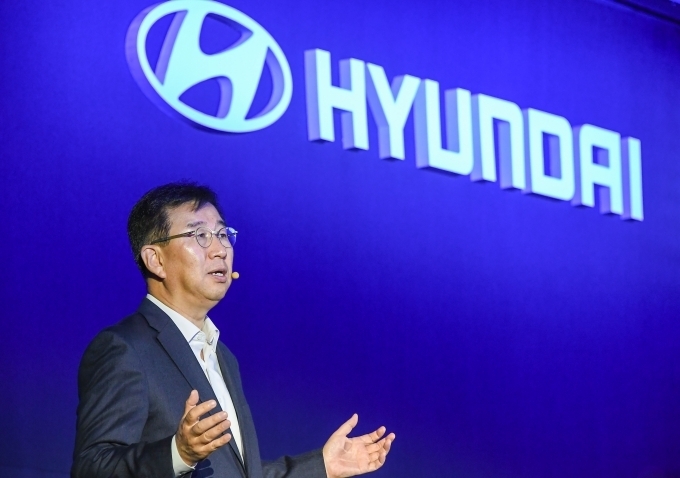 현대차는 4일 여의도 콘래드 서울 호텔에서 'CEO 인베스터 데이'를 개최하고 주주, 애널리스트, 신용평가사 담당자 등을 대상으로 '2025 전략'과 중장기 '3대 핵심 재무 목표'를 공개했다. 사진은 이원희 사장이 발표하는 모습.