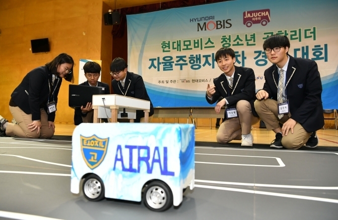 지난 21일 인천 하늘고등학교에서 열린 ‘청소년 공학리더 자율주행차 경진대회’에 참가한 학생들이 자율주행차 코딩 실력을 겨루고 있다.
