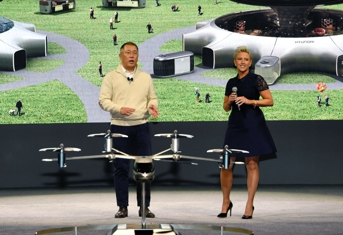 현대자동차그룹 정의선 수석부회장(사진 왼쪽)이 'CES 2020' 개막 하루 전 '현대차 미디어 행사'가 열린 미국 라스베이거스 만달레이베이 컨벤션센터에서 인간 중심의 역동적 미래도시 구현을 위한 혁신적 미래 모빌리티 비전을 공개했다.(사진 오른쪽은 '현대차 미디어 행사' 진행을 맡은 로라슈워츠(Laura Schwartz))