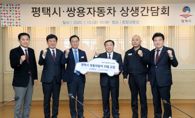 (사진 왼쪽부터) 평택시의회 이병배 부의장, 유의동 국회의원, 정장선 평택시장, 쌍용자동차 예병태 대표이사, 쌍용자동차 정일권 노동조합위원장, 원유철 국회의원이 파이팅을 외치고 있다.