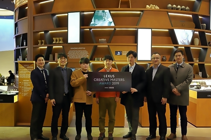 (왼쪽부터) 렉서스 코리아 이병진 상무, 크리에이티브 마스터즈 수상자:박정근-이동주-김민욱-권중모 작가, 렉서스 코리아 타케무라 노부유키 사장, 렉서스 코리아 김준식 차장이 기념촬영을 하고 있다.