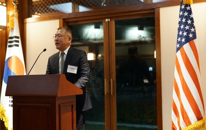 정의선 수석부회장이 한국 기업인을 대표한 건배사에서 양국의 우정과 신뢰의 중요성에 대해 강조하고 있다.