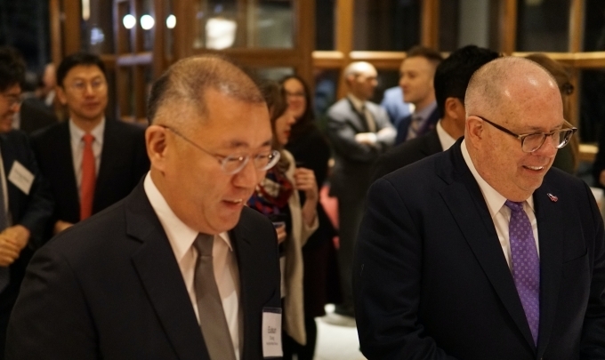 정의선 수석부회장(사진 좌측)과 전미주지사협회 의장인 래리 호건(Larry Hogan) 메릴랜드 주지사가 미래 수소사회 및 모빌리티 혁신 등을 주제로 의견을 나누고 있다.