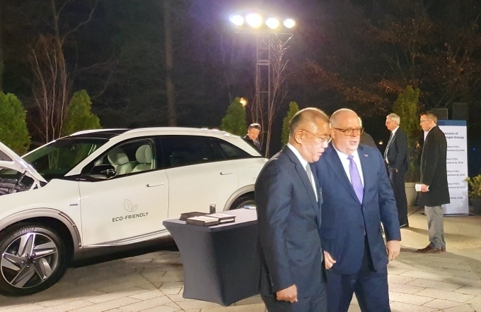 정의선 수석부회장(사진 좌측)과 전미주지사협회 의장인 래리 호건(Larry Hogan) 메릴랜드 주지사가 넥쏘 공기정화 시연을 지켜본 뒤 수소전기차, 수소경제 사회에 대해 의견을 나누고 있다.