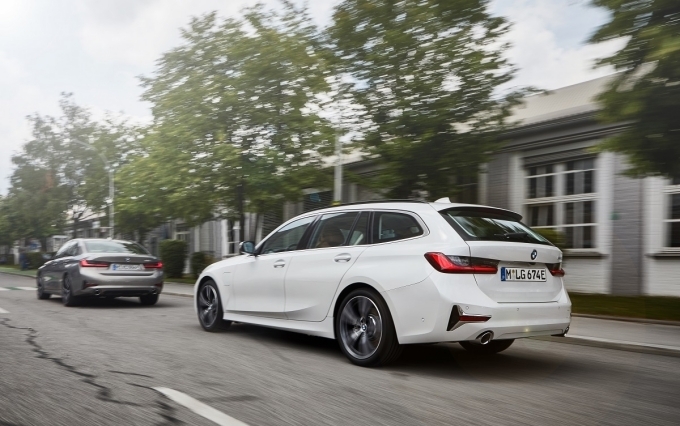 BMW 330e 투어링