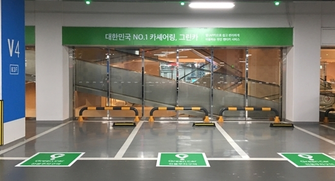 퇴근 시간대 잠실에 위치한 롯데월드타워 그린존 주차장이 비어 있다.