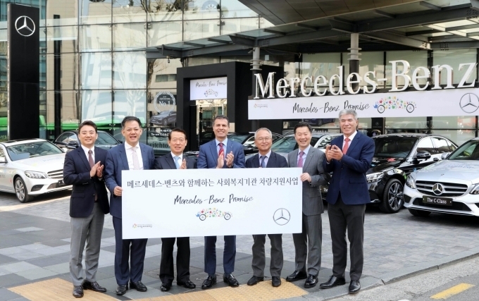 (왼쪽부터)메르세데스-벤츠 사회공헌위원회 김지섭 위원, 이상현 위원(KCC오토 부회장), 배기영 위원(더클래스효성 대표), 디미트리스 실라키스 의장, 아이들과미래재단 박두준 상임이사, 이상국 위원, 메르세데스-벤츠 공식딜러 모터원 손영호 대표가 차량 기증 후 포즈를 취하고 있다