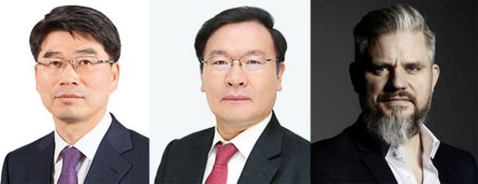 송호성 기아자동차 담당 사장(왼쪽부터), 황헌규 현대엔지니어링 부사장, 요한 페이즌 기아차 내장디자인실장(상무).