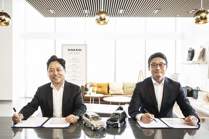 이윤모 볼보자동차코리아 대표(오른쪽)와 공식 딜러 에이치모터스 황호진 대표가 인증 중고차 사업 업무 협약을 체결하고 기념촬영을 하고 있다.