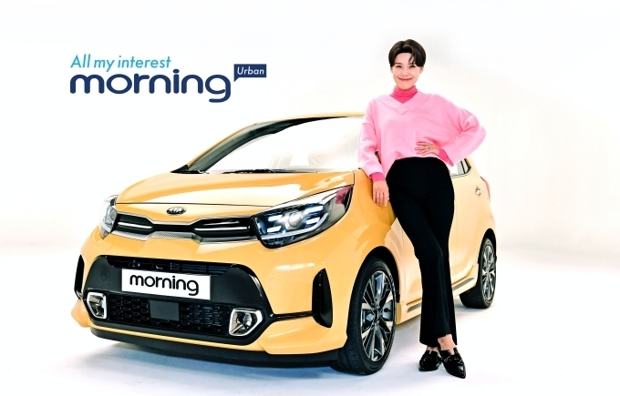 개그우먼 장도연 씨가 모닝 어반 옆에서 포즈를 취하고 있다.