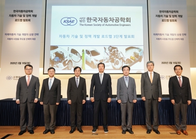 (왼쪽부터) 한국자동차공학회 자동차 기술 및 정책 개발 로드맵 연구위원회 김민수 교수(서울대학교), 황성호 교수(성균관대학교), 배충식 위원장(한국자동차공학회 부회장, 한국과학기술원 교수), 한국자동차공학회 강건용 회장, 박영일 교수(서울과학기술대학교), 이기형 교수(한양대학교), 민경덕 교수(서울대학교)