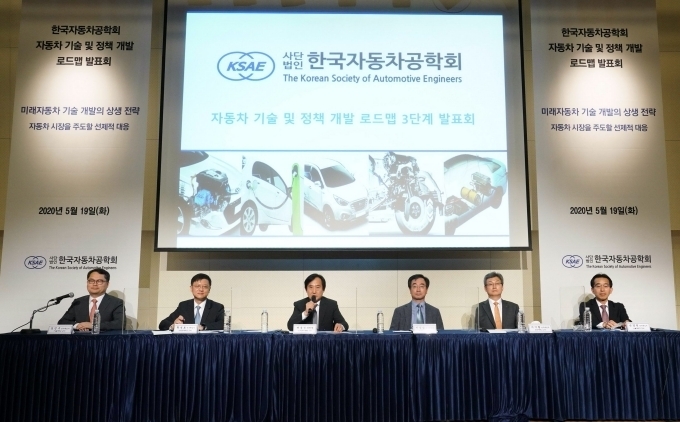 19일 서울 중구에 위치한 페럼타워 3층 페럼홀에서 ‘미래자동차 기술 개발의 상생 전략 - 자동차 시장을 주도할 선제적 대응’을 주제로 개최한 한국자동차공학회 자동차 기술 및 정책 개발 로드맵 발표회에서 연구책임자들이 질의 응답을 하고 있다. (왼쪽부터) 한국자동차공학회 자동차 기술 및 정책 개발 로드맵 연구위원회 김민수 교수(서울대학교), 황성호 교수(성균관대학교), 배충식 위원장(한국자동차공학회 부회장, 한국과학기술원 교수), 박영일 교수(서울과학기술대학교), 이기형 교수(한양대학교), 민경덕 교수(서울대학교)