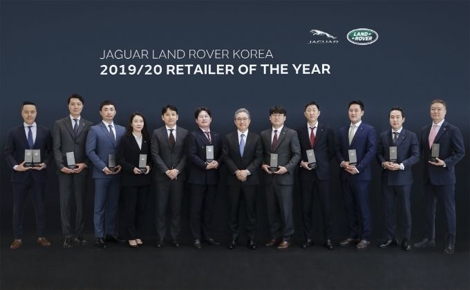 2019/20 리테일러 오브 더 이어 개인 부문 수상자들이 기념촬영을 하고 있다.
