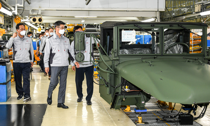 기아차 송호성 사장이 16일광주 하남공장을 방문해 특수 차량 생산 과정을 점검하고 기아차의 특수 차량 사업 헤리티지를 기반으로 글로벌PBV 사업을 선도할 것이라고 밝혔다.