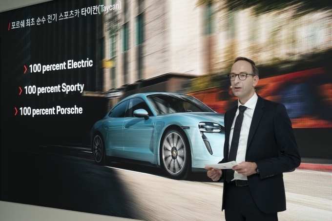 홀가 게어만 포르쉐코리아 대표가 지난 16일 포르쉐 스튜디오 청담에서 열린 프레스 컨퍼런스에서 하반기 성장 전략 등에 대해 발언하고 있다.