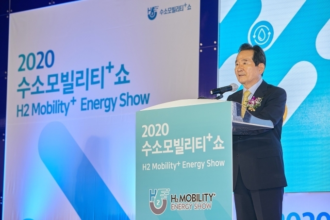 ‘제1회 수소모빌리티+쇼’가 1일 오후 2시 개막식을 시작으로 오는 3일까지 경기도 고양시 킨텍스에서 열린다. 올해 처음 개최되는 동 행사에는 수소모빌리티, 수소충전인프라, 수소에너지 분야의 세계 11개국, 108개 기업 및 기관이 참가한다. 개막식에서 정세균 국무총리가 축사를 하고 있다.