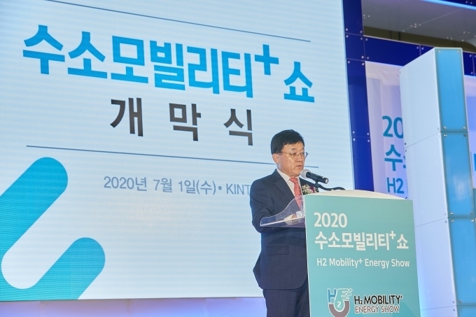 제1회 수소모빌리티+쇼’가 1일 오후 2시 개막식을 시작으로 오는 3일까지 경기도 고양시 킨텍스에서 열린다. 올해 처음 개최되는 동 행사에는 수소모빌리티, 수소충전인프라, 수소에너지 분야의 세계 11개국, 108개 기업 및 기관이 참가한다. 개막식에서 정만기 한국자동차산업협회 회장 겸 수소모빌리티+쇼조직위원장이 축사를 하고 있다.