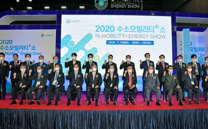 ‘제1회 수소모빌리티+쇼’가 1일 오후 2시 개막식을 시작으로 오는 3일까지 경기도 고양시 킨텍스에서 열린다. 올해 처음 개최되는 동 행사에는 수소모빌리티, 수소충전인프라, 수소에너지 분야의 세계 11개국, 108개 기업 및 기관이 참가한다. 첫 번째줄 왼쪽에서 네 번째 성윤모 산업부 장관, 다섯 번째 정의선 현대자동차그룹 수석부회장, 여섯 번째 정세균 국무총리, 일곱 번째 정만기 한국자동차산업협회 회장 겸 수소모빌리티+쇼조직위원장.