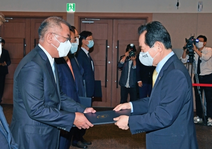 1일 경기도 고양시 킨텍스에서 열린 수소경제위원회 민간위원 위촉장 수여식에서 정세균 국무총리가 정의선 현대차그룹 수석부회장에게 위촉장을 수여하고 있는 모습