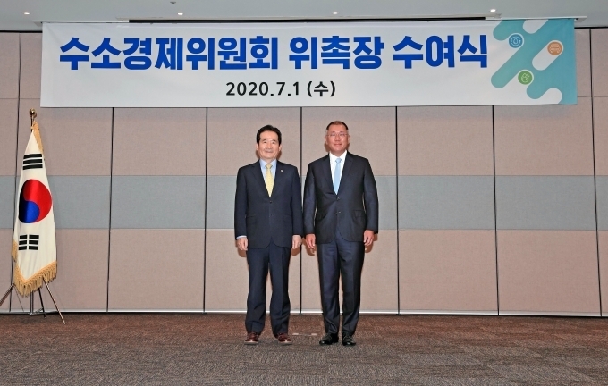 1일 경기도 고양시 킨텍스에서 열린 수소경제위원회 민간위원 위촉장 수여식에서 정세균 국무총리가 정의선 현대차그룹 수석부회장에게 위촉장을 수여한 후 기념촬영을 하고 있는 모습