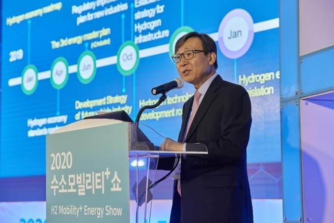 2일 오후 1시부터 열린 제1회 수소모빌리티+쇼 국제수소포럼에서 수소융합얼라이언스추진단 문재도 회장이 ‘한국 수소산업 시장 현황 및 도전’에 대해 발표하고 있다.