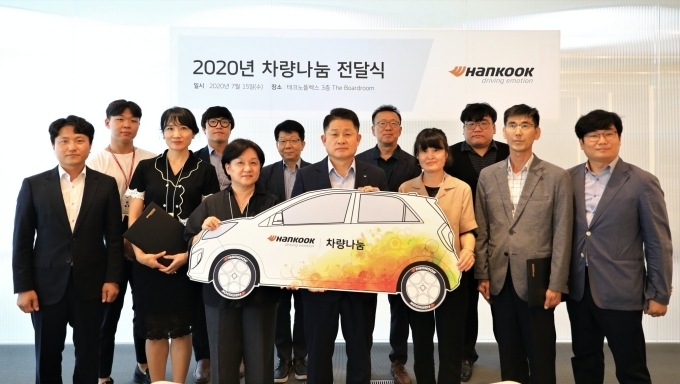 한국타이어앤테크놀로지㈜ COO(최고운영책임자) 이수일 사장이 ‘2020 사회복지기관 차량나눔’ 차량 전달식에 참여해 '애란영스빌', '이레자활공동체', '화성시동탄어울림 종합사회복지관 영천센터' 등 사회복지기관 관계자들과 행사 기념촬영을 진행하고 있다.