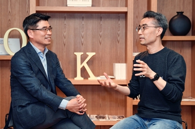 기아차 송호성 사장(사진 좌측)과 코드42 송창현 대표가 상호 협업 방안에 대해 의견을 나누고 있다.