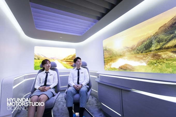 음식 주문, 건강 체크, 쇼핑 등 다양한 활동을 경험할 수 있는 미래형 모빌리티 ‘에스 링크(S-link)’를 체험하고 있는 모습