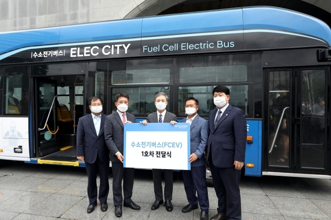 (왼쪽부터) 강경성 산업통상자원부 산업정책실장, 이인철 현대자동차 상용사업본부장, 김승수 전주시장, 김병수 호남고속 대표, 강동화 전주시의회 의장이 수소전기버스 앞에서 기념촬영을 하고 있는 모습