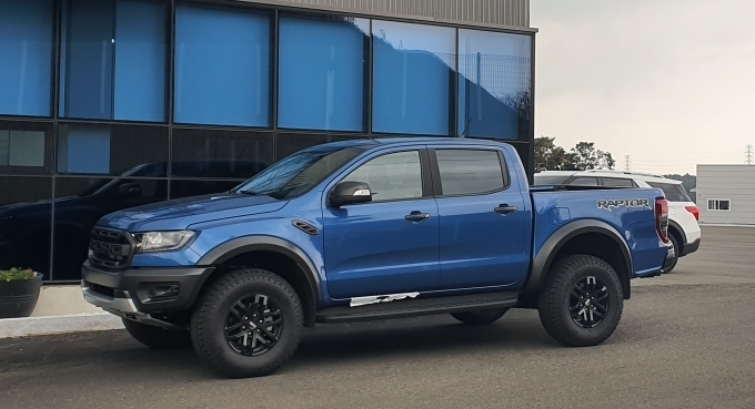 포드의 정통 4X4 퍼포먼스 픽업트럭 레인저 랩터(Ranger Raptor)가 국내출시를 위한 인증절차를 받기위해 경기도 평택에 위치한 포드 PDI(Post-delivery Inspection)센터에서 대기중인 모습.