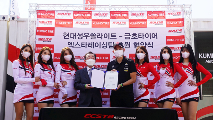 금호타이어 ‘엑스타 레이싱팀’ 김진표(왼쪽 다섯째) 감독과 현대성우쏠라이트 박찬봉(왼쪽 넷째) 부사장이 후원 협약 체결 후 기념촬영을 하고 있다