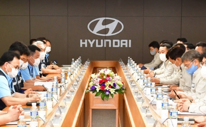 현대자동차 노사 교섭 대표가 지난 8월13일 울산공장 본관에서 올해 임금협상 상견례를 열고 있다.