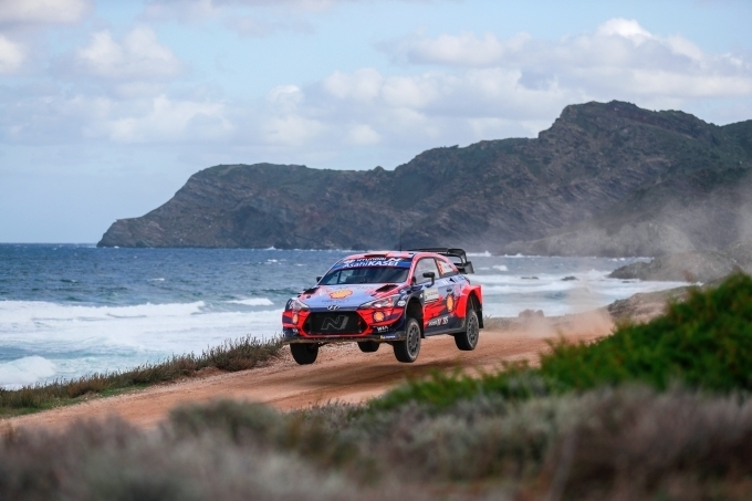 이탈리아에서 열린 ‘2020 월드랠리챔피언십’ 6차 대회에서 현대자동차 ‘i20 Coupe WRC’ 랠리카가 달리고 있는 모습.