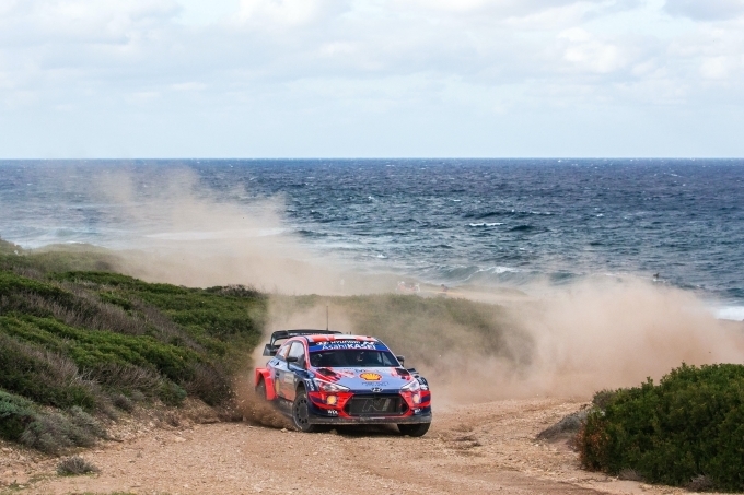 이탈리아에서 열린 ‘2020 월드랠리챔피언십’ 6차 대회에서 현대자동차 ‘i20 Coupe WRC’ 랠리카가 달리고 있는 모습.